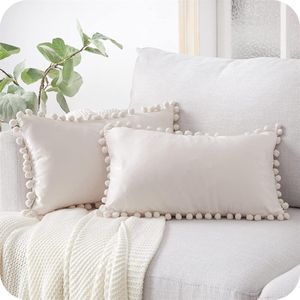 Set van 2 fluwelen kussens met pompons effen kussenslopen, decoratieve kussenhoezen, hoofdkussen, zitkussen, voor bank, slaapkamer, woonkamer, kantoor, auto, 30 x 50 cm, beige-wit