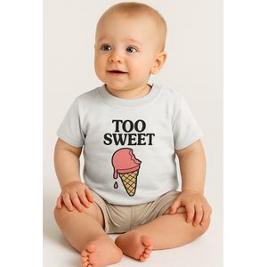 Baby T-Shirt “Too Sweet” – Wit – Schattig Unisex Shirt met Tekstopdruk – 12-18 Maanden – Zacht & Comfortabel Cadeau