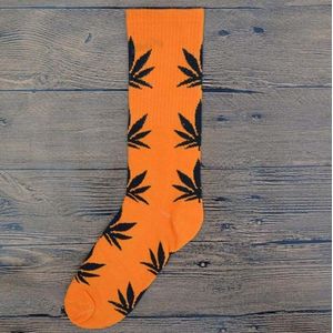 Wiet sokken - Cannabis sokken - Hemp Leaf Socks - Skate sokken - Rasta sokken – Hennep sokken – Wietsokken - Wiet Grinder - Sokken - Feest Sokken - Oranje/Zwart