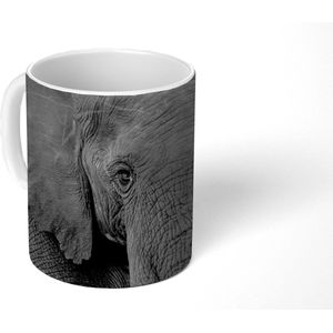 Mok - Koffiemok - Close-up van een olifant in de natuur in zwart-wit - Mokken - 350 ML - Beker - Koffiemokken - Theemok