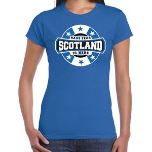 Have fear Scotland is here t-shirt met sterren embleem in de kleuren van de Schotse vlag - blauw - dames - Schotland supporter / Schots elftal fan shirt / EK / WK / kleding M