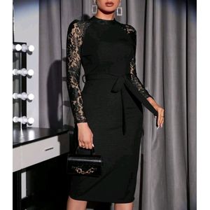 Sexy elegant corrigerende zwarte jurk met riempje en kanten mouwen maat M