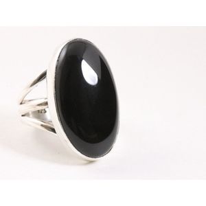 Grote ovale zilveren ring met onyx - maat 20