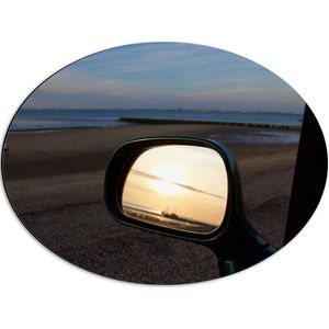 WallClassics - Dibond Ovaal - Autospiegel op het Strand in de Avond - 56x42 cm Foto op Ovaal (Met Ophangsysteem)