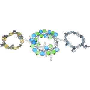 Armbanden met diverse hangertjes en kleuren set van 3 stuks.