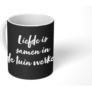 Mok - Koffiemok - Liefde is samen in de tuin werken - Tekst - Liefde - Quotes - Mokken - 350 ML - Beker - Koffiemokken - Theemok - Mok met tekst