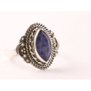Bewerkte zilveren ring met blauwe saffier - maat 16.5