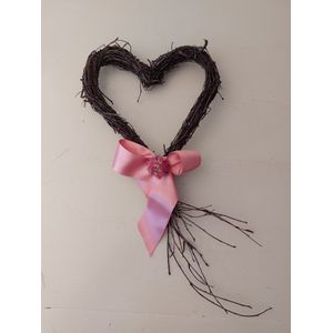 Hart handgebonden van berkenhout met charmante roze strik en bloemetje 40cm hoog