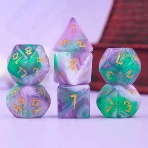 Vera's Arts & Dice | Dobbelstenen Set voor RPGs als Dungeons and Dragons | 7 stuks per set | Stormborn Gloom | (Deels) Transparant Blauw, Paars en Wit en Afgewerkt met Gouden Cijfers in een Viking Lettertype | Met Dice Bag