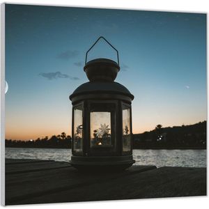Acrylglas –Witte Lantaarn op Steiger bij Nacht– 100x100 (Met ophang)