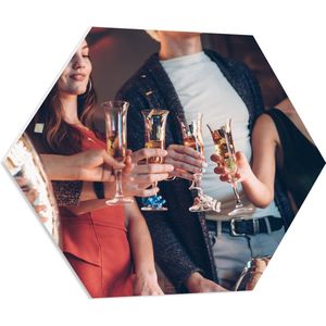 PVC Schuimplaat Hexagon - Feest - Champagne - Vrienden - Proosten -Ballonnen - Confetti - 80x69.6 cm Foto op Hexagon (Met Ophangsysteem)
