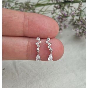 Zilveren druppelvorm oorstekers - Sierlijke dames oorbellen - 925 zilver - Rhodium plated -