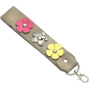Een fleurige en vrolijke kunstleren sleutelhanger-tassenhanger die ook gebruikt kan worden aan de portemonnee of sleutelbos. De binnenkant heeft een leuke print en de buitenkant is voorzien van fleurige bloemen. Voor uzelf of Bestel Een Kado