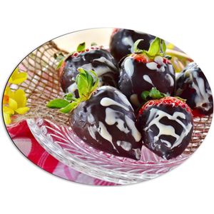 Dibond Ovaal - Aardbeien met Chocolade op Glazen Schaaltje - 80x60 cm Foto op Ovaal (Met Ophangsysteem)