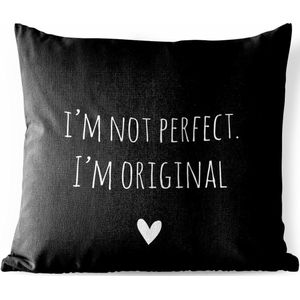 Tuinkussen - Engelse quote ""I'm not perfect. I'm original"" op een zwarte achtergrond - 40x40 cm - Weerbestendig