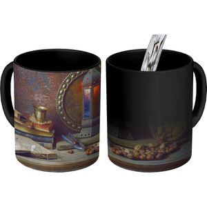 Magische Mok - Foto op Warmte Mokken - Koffiemok - Boek - Stilleven - Walnoot - Lantaarn - Vintage - Magic Mok - Beker - 350 ML - Theemok