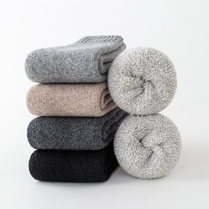 paar wollen sokken voor heren voor warmte, dikke winterwandelcomfortsokken