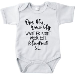 Baby romper met tekst zwangerschap aankondiging | Opa blij Oma blij want er komt weer een kleinkind bij… | Wit | korte mouw | maat 56 cadeautje zwangerschap aankondiging bekendmaking |Cadeautje 100% katoen.