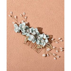 Haarsieraad op goudkleurige kam versierd met grijsblauwe stoffen blaadjes, goudkleurige blaadjes, ivoorkleurige pareltjes en naturelkleurige strassteentjes (huwelijk, communie, cosplay, uitgaan, kawaii)