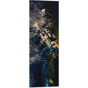 Vlag - Soldaat in de Rook met Geweer in Handen tegen Zwarte Achtergrond - 30x90 cm Foto op Polyester Vlag