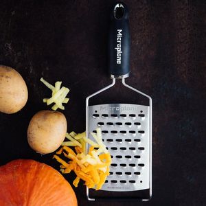 Keukenrasp XL ultra grof voor aardappel-kaas-kool-komkommer-pompoen - Gourmet Serie - zwart/roestvrij staal.