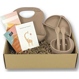 Kids Cultures - Giftbox M - Baby Geschenkset, Kraampakket, Babyshower, Kraammand - Kraamcadeau Jongen & Meisje - Siliconen Kinderservies, Slab, Lepels en Wenskaarten - Taupe