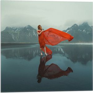 Vlag - Vrouw in Sierlijk Rode Jurk Dansend op het IJs in Berglandschap - 50x50 cm Foto op Polyester Vlag