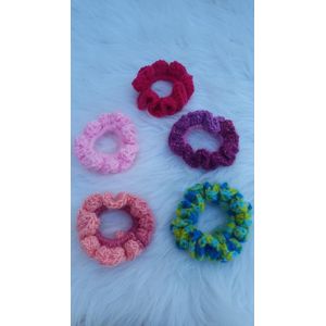 Set van 5 handgemaakte haarelastieken ( scrunchies ) gehaakt in zalmroze glinster, rood, lichtroze, groen/blauw, paars glinster