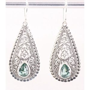 Opengewerkte zilveren oorbellen met groene topaas