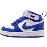 Nike court borough mid 2 in de kleur wit.
