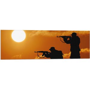 Vlag - Silhouet van Twee Soldaten op Berg bij de Felle Zon - 90x30 cm Foto op Polyester Vlag