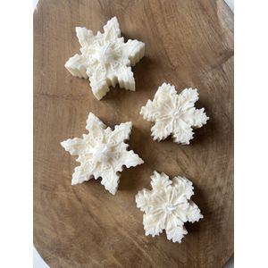 MinaCasa - Luxe sneeuwvlok snowflake geurkaarsenset - 4 stuks - wit - Kaneel & Vanille geur - kerst