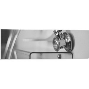 PVC Schuimplaat - Close-up van Stethoscoop (Zwart-wit) - 90x30 cm Foto op PVC Schuimplaat (Met Ophangsysteem)