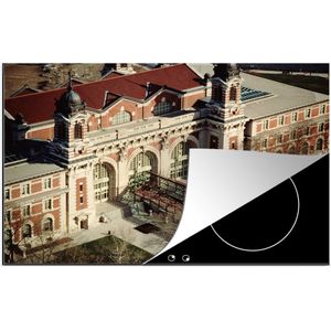 KitchenYeah® Inductie beschermer 80x52 cm - Luchtfoto van Ellis Island bij New York in de Verenigde Staten - Kookplaataccessoires - Afdekplaat voor kookplaat - Inductiebeschermer - Inductiemat - Inductieplaat mat