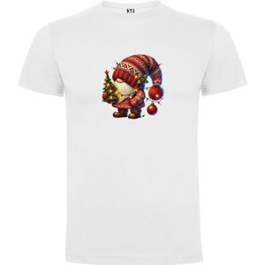 Wit T-Shirt met “Kleurrijke Leuke Gnoom – Kabouter Kerst / Vrolijk Kerstfeest Rood Met Kerstboom en Bal “ Print Full Color Maat S