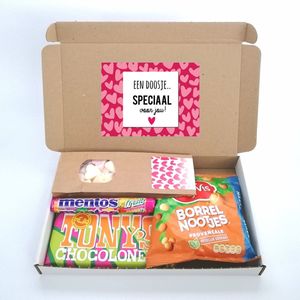 Brievenbus cadeau ""Speciaal voor jou"" cadeaupakketje - Tony Chocolonely - Duyvis borrelnootjes - Hartjes - Mentos