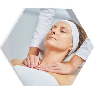 PVC Schuimplaat Hexagon - Vrouw - Spa - Gezichtsbehandeling - Massage - 30x26.1 cm Foto op Hexagon (Met Ophangsysteem)