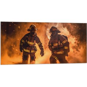 Vlag - Brandweermannen aan het Werk bij Felle Brand - 100x50 cm Foto op Polyester Vlag