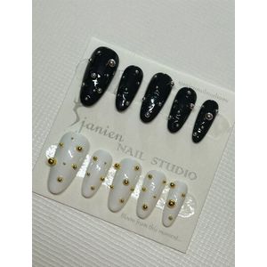 Sjanien Nail Studio Handgemaakte Nagelart: Lange Amandelvormige Nagels met Zwart-Wit AB-stijl en Gouden & Zilveren 3D Stalen Kogels Maat M