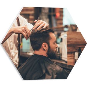 PVC Schuimplaat Hexagon - Kapper - Schaar - Knippen - Man - Haren - 40x34.8 cm Foto op Hexagon (Met Ophangsysteem)