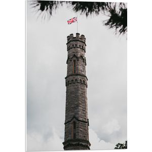 PVC Schuimplaat - Battlefield Monument van Dichtbij met Vlag van Engeland en Grijze wolken - 50x75 cm Foto op PVC Schuimplaat (Met Ophangsysteem)