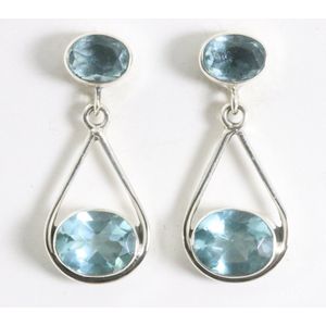 Opengewerkte zilveren oorstekers met blauwe topaas