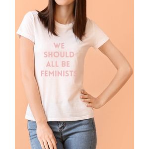 T-shirt - Merk: June Spring - Maat: L / Large - Print: WE SHOULD ALL BE FEMINISTS - Wit Shirt met roze letters voor Dames - T-shirt met Print - Vrouwen Shirt - Hoge Kwaliteit - Luxe T-Shirt met print ""WE SHOULD ALL BE FEMINISTS""- White Tee