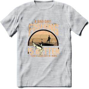 A Bad Day Fishing - Vissen T-Shirt | Beige | Grappig Verjaardag Vis Hobby Cadeau Shirt | Dames - Heren - Unisex | Tshirt Hengelsport Kleding Kado - Licht Grijs - Gemaleerd - L