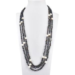Proud Pearls® Extra lange zwarte parelketting met grote ronde parels en zilveren ornament.
