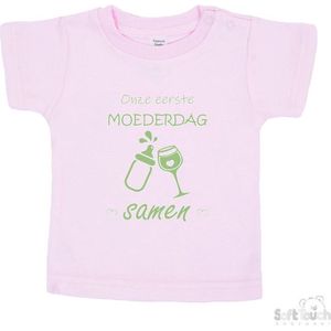 Soft Touch T-shirt Shirtje Korte mouw ""Onze eerste moederdag samen!"" Unisex Katoen Roze/sage green (salie groen) Maat 62/68