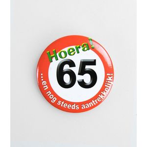 Paper Dreams Button I'm 93 Staal 5,5 Cm Geel/rood/groen