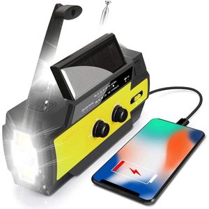 Noodradio - Radio op batterijen - Oplaadbare radio - SOS Alarm - Oplaadbaar via Batterij, Zon, USB en Opwinden - Powerbank - Zaklamp - AM/FM - Zakradio - USB C kabel - Emergency radio - Survival radio