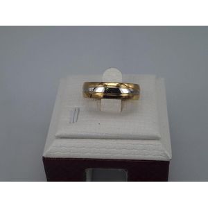 Edelstaal goudkleurig ring met midden smaal ovaal strook zilverkleur. maat 17, Deze ring is zowel geschikt voor dame of heer.