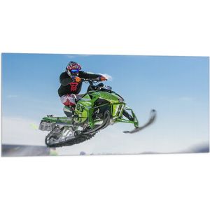 Vlag - Stuntman op Vliegende Sneeuwmobiel in Sneeuwlandschap - 100x50 cm Foto op Polyester Vlag